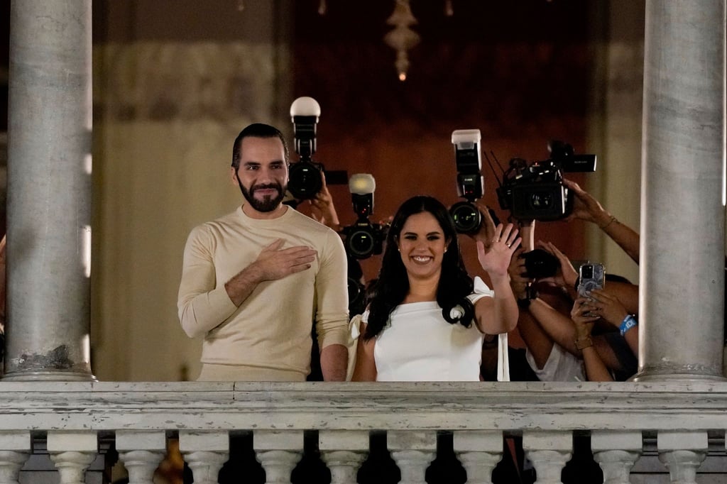 Nayib Bukele und seine Frau Gabriela Rodriguez lassen sich auf dem Balkon des Präsidentenpalastes feiern.