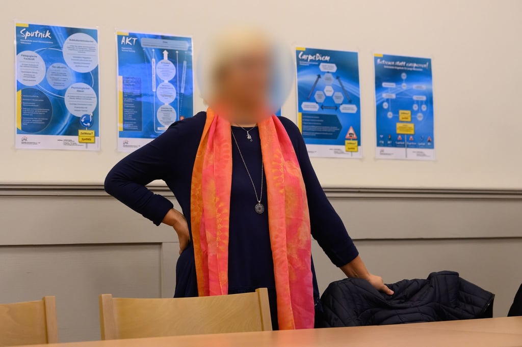 Die Angeklagte steht zum Prozessauftakt im Amtsgericht. Eine Ärztin aus Niedersachsen steht unter anderem wegen falscher ärztlicher Bescheinigungen in der Corona-Zeit vor Gericht.