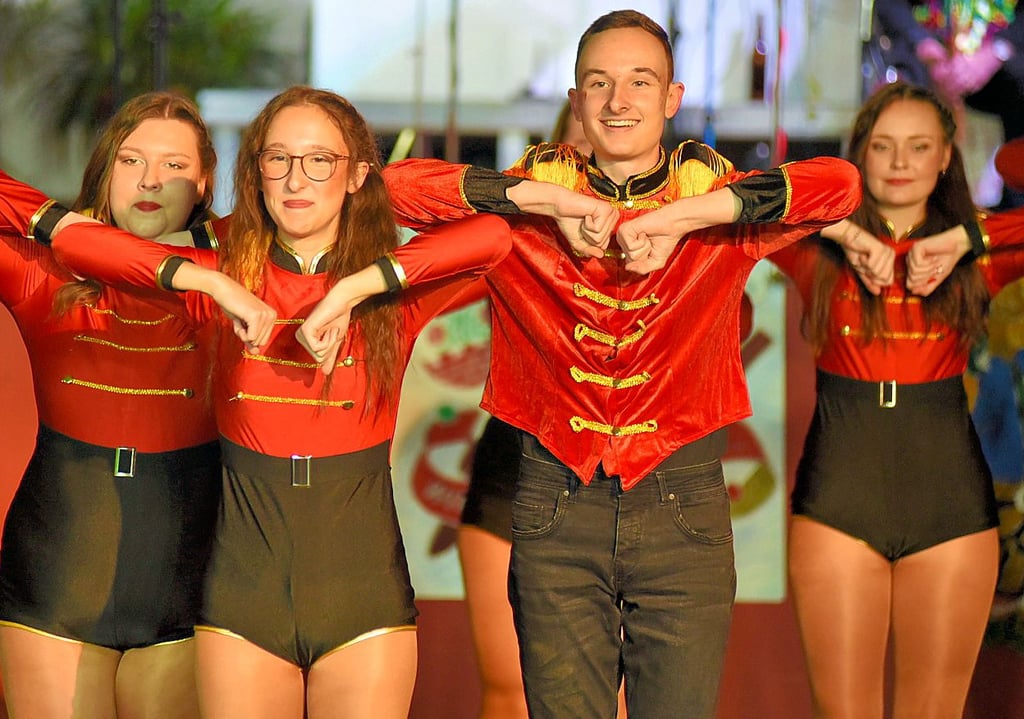 Tänzerisches Feuerwerk beim Titel „The Greatest Showman“. Ein tragendes Element der Rosenburger Narretei sind Tim und seine Girlis.