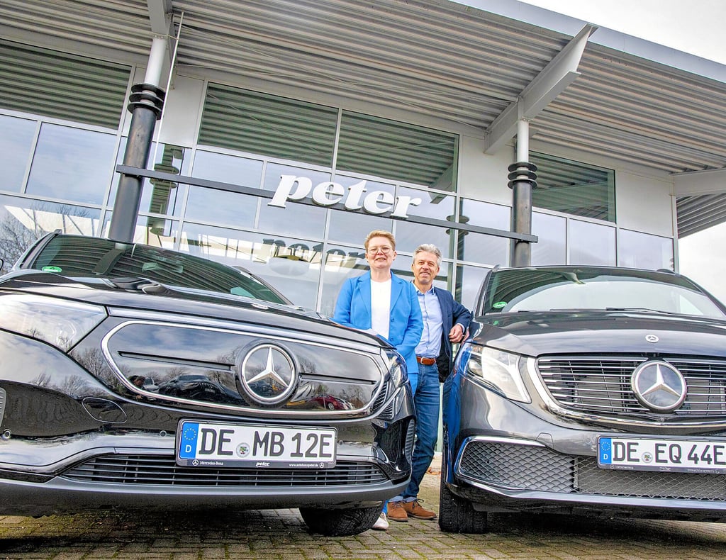 Esther Burg und Frank Hentschel mit einem EQA und einem EQV (elektrische V-Klasse) beim Peter Autozentrum Anhalt im Junkerspark. Hentschel berichtet, dass der Wegfall des staatlichen Bonuses die Kunden verunsichert hat.