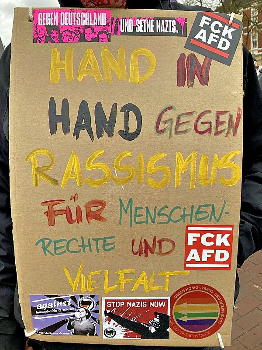 Mit Plakaten setzten die Teilnehmer ein Zeichen gegen Rassismus und Homophobie.