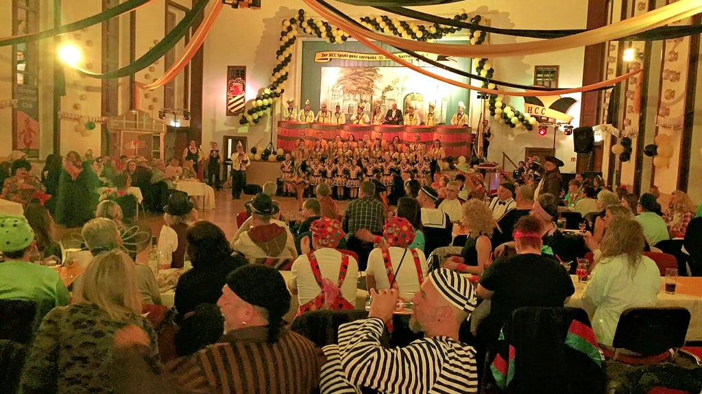 Proppenvoll ist der schwarz-gelb-geschmückte Saal, in dem der HCC am Wochenende seine erste Abendveranstaltung durchgeführt hat.
