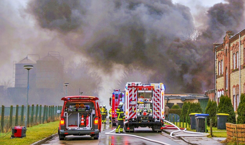 Fünf Feuerwehren der Stadt Wanzleben-Börde haben in Klein Wanzleben einen ausgewachsenen Mittelbrand.