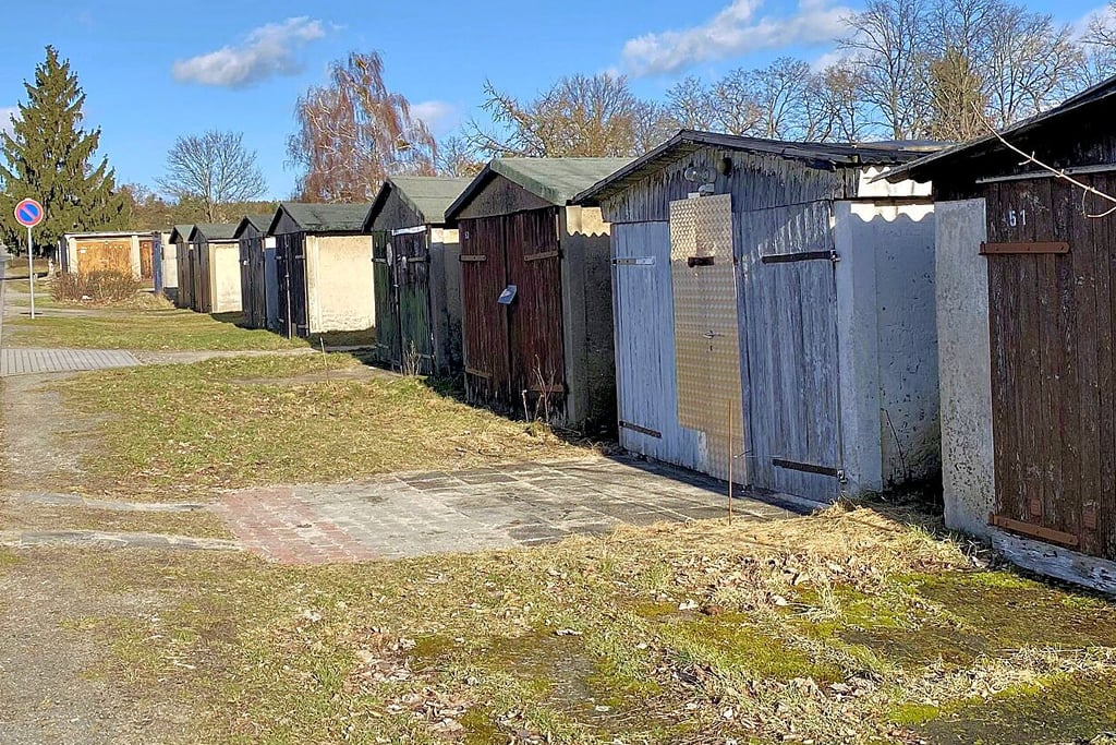 Ein Drittel der Pächter in diesem Alt-Garagen-Komplex in Jessens Arnsdorfer Reihe würde gerne eine moderne, zeitgemäßt Behausung fürs Fahrzeug nutzen, ergab eine Umfrage der Wohnungsgenossenschaft.