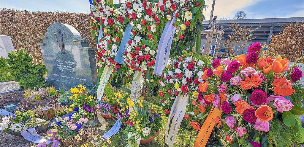 Auch Geld für Grabschmuck wurde abgezweigt.