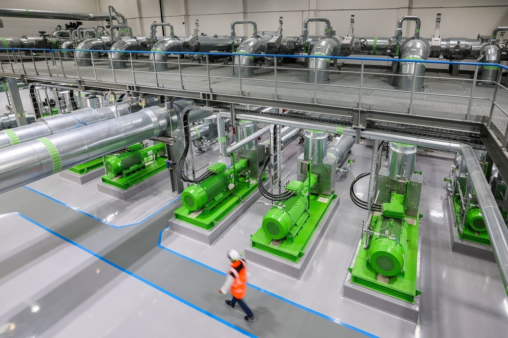 Eine Pumpenhalle für Fernwärme in einem Heizkraftwerk: Die neuen Gaskraftwerke sollen einspringen, wenn kein Wind weht und keine Sonne scheint.