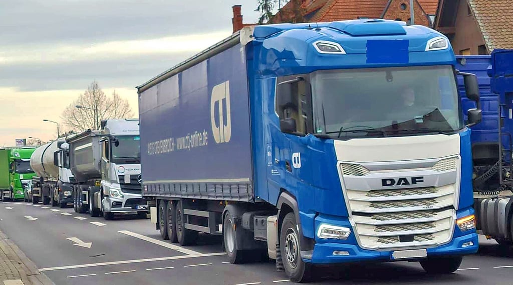 Ein fast schon gewohntes Bild auf der Bundesstraße 1 in Burg: Lkw über Lkw kommen auf der A2-Umleitung nur mühsam voran.