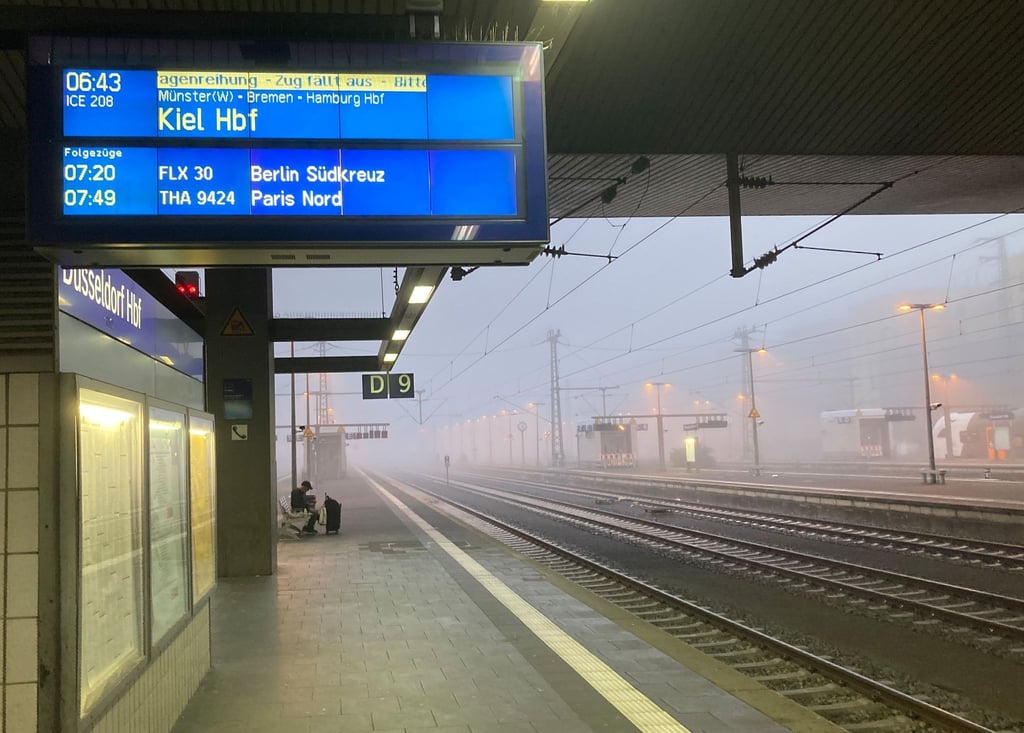 Von einem Bahnsteig des Düsseldorfer Hauptbahnhofs ist ein Betrunkener beim Urinieren vor einen Regionalzug gefallen (Archivbild).