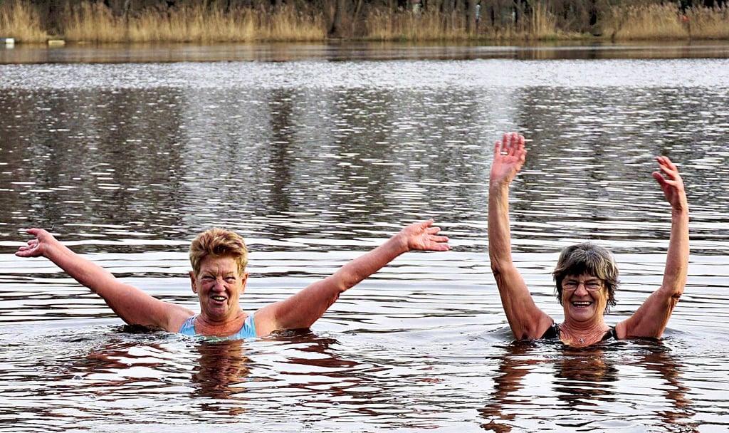 Marlies Donak und Evelyn Sander im eiskalten Wasser des Zernausees.