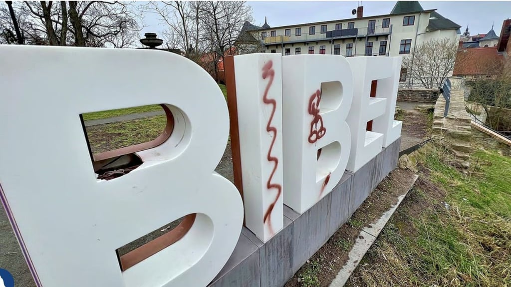 Der Schriftzug „Alte Bibel“ ist erneut beschmiert und teilweise zerstört worden