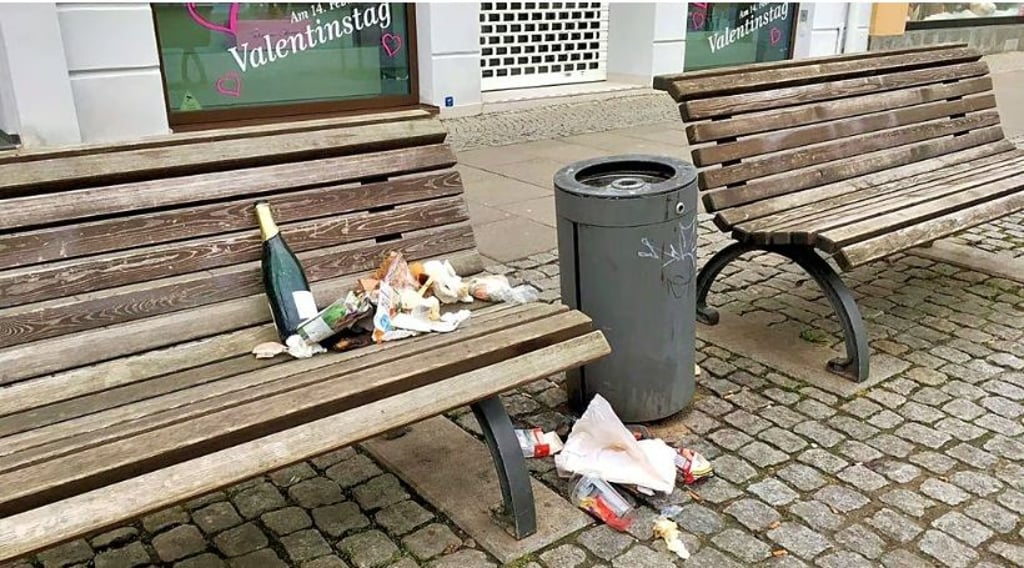 In der Lindenstraße wurden die Müllkübel durchsucht und der Müll zurückgelassen.
