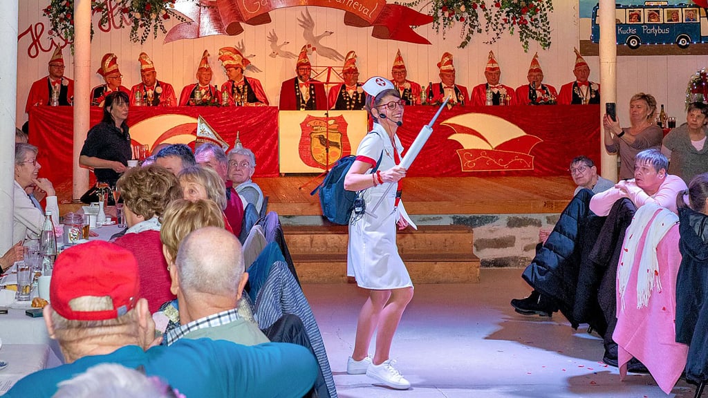 Gemeindeschwester Agnes zeigt den Gästen, wo die Spritze hängt.