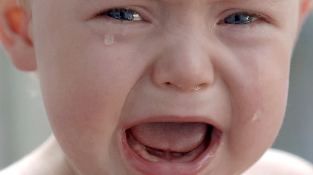 Zwei Kinder sind in einem Auto schreiend durch