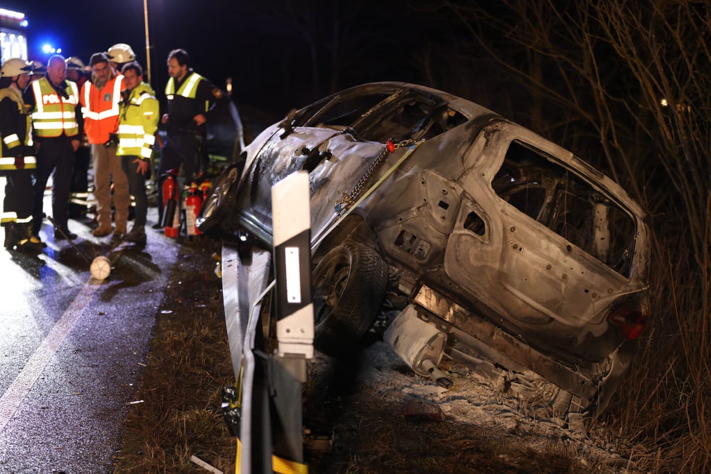 Frontalzusammenstoß in Bayern: Eine Drau verbrannte in ihrem Auto.