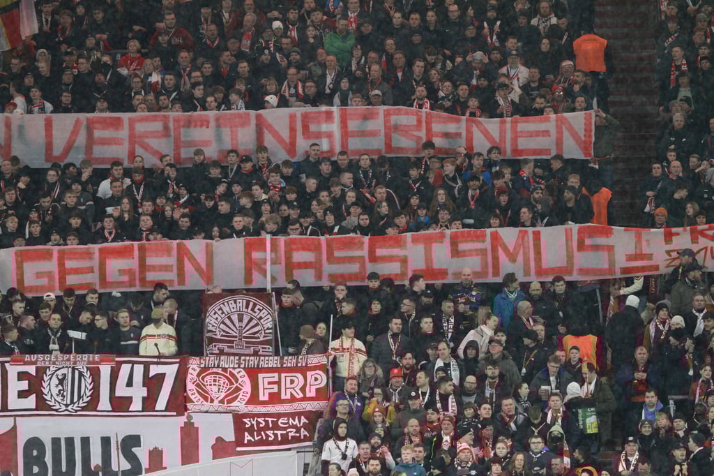 RB-Fans zeigten Banner gegen Rassismus.