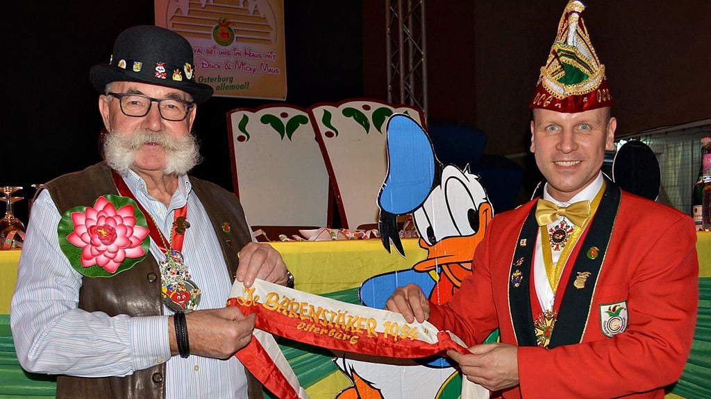 Vor 70 Jahren handgestickt – Klaus-Peter Gose überreichte im Rahmen der Festsitzung der Karnevalisten in der Lindensporthalle in Osterburg (Kreis Stendal) die Schärpe der ersten Prinzessin der Bärenstäker OCG-Präsident Dennis Kathke.