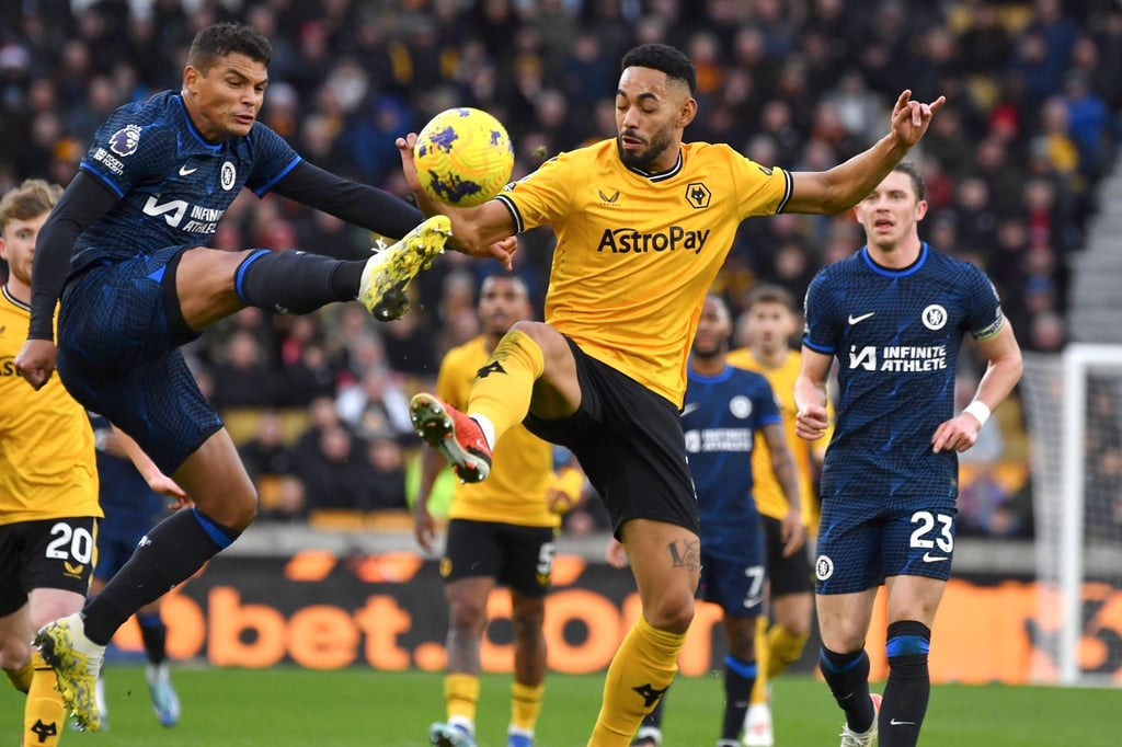 Thiago Silva (l) vom FC Chelsea gegen Matheus Cunha (2.v.r) von den Wolverhampton Wanderers.