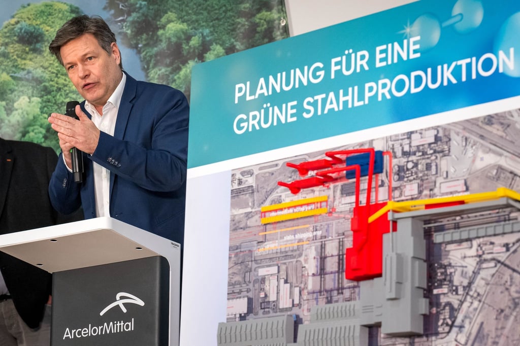 Robert Habeck (Bündnis 90/Die Grünen), Bundesminister für Wirtschaft und Klimaschutz, verkündet bei einer Betriebsversammlung mit der Belegschaft des Stahlwerkes die lang erhoffte Förderzusage für den Umbau des Bremer Stahlwerks.