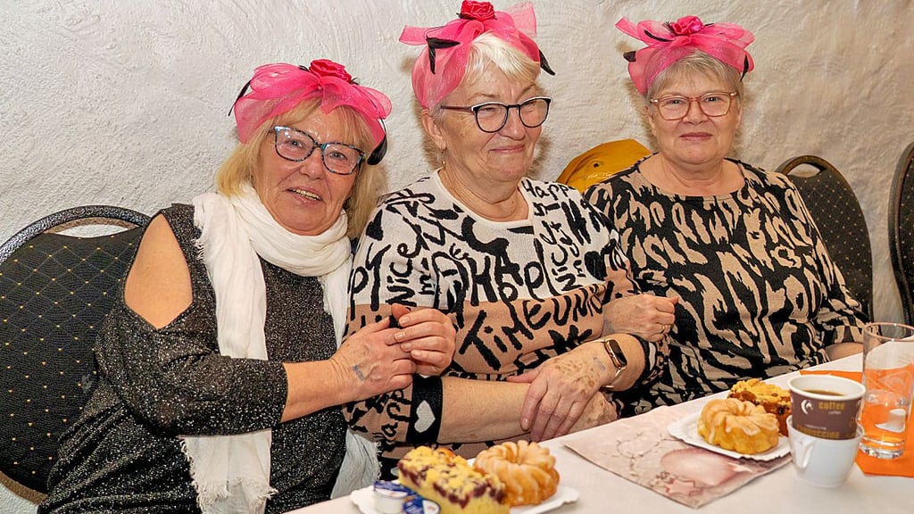 Die drei lustigen Schwestern aus Wolmirstedt Marita Pasemann (li), Dietlinde Richter und Annegrit Meier lassen keinen Karneval aus.