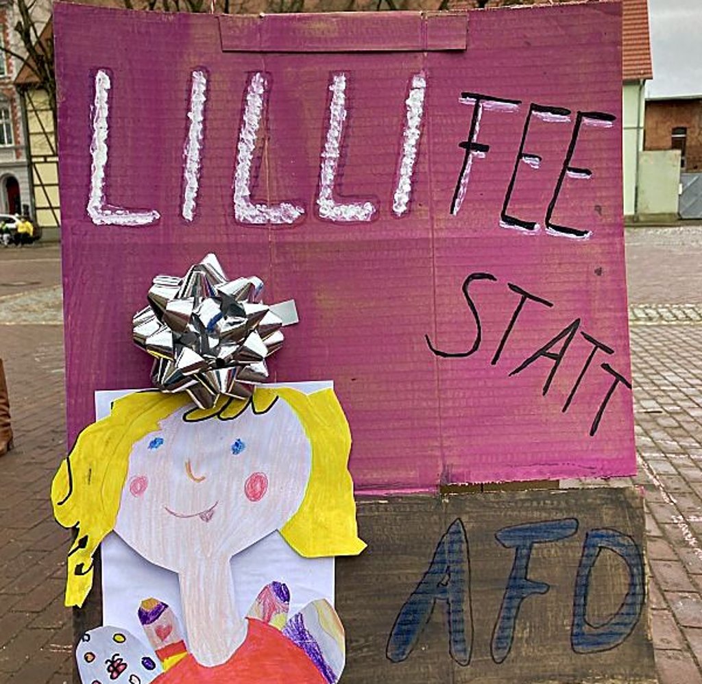 Mit Plakaten brachten die Teilnehmer ihre Meinung zum Ausdruck.