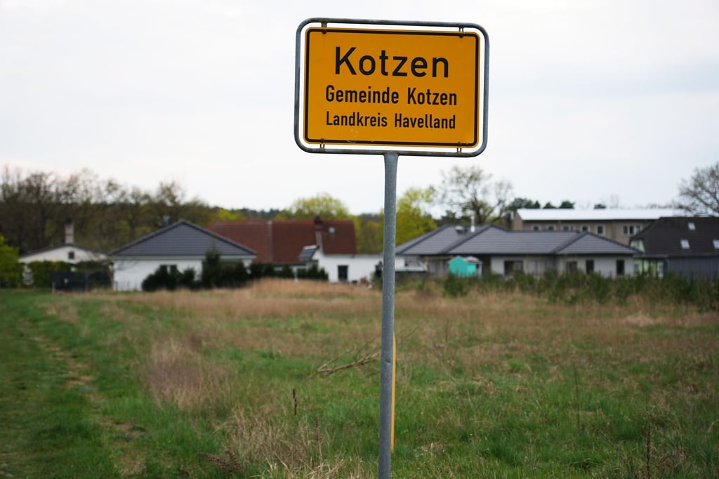Das Ortseingangsschild des Ortes „Kotzen“ im Landkreis Havelland.