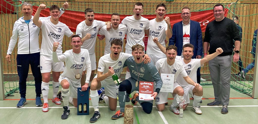Das Farnstädter Team von Trainer Danny Rabenhold (l.) gewann den 20. Wohnungsbau-Cup in Querfurt. Andreas Nette, Bürgermeister der Quernestadt (r.), und Daniel Baumgarten, Chef der Wohnungsbaugesellschaft (2.v.r.), gratulierten.
