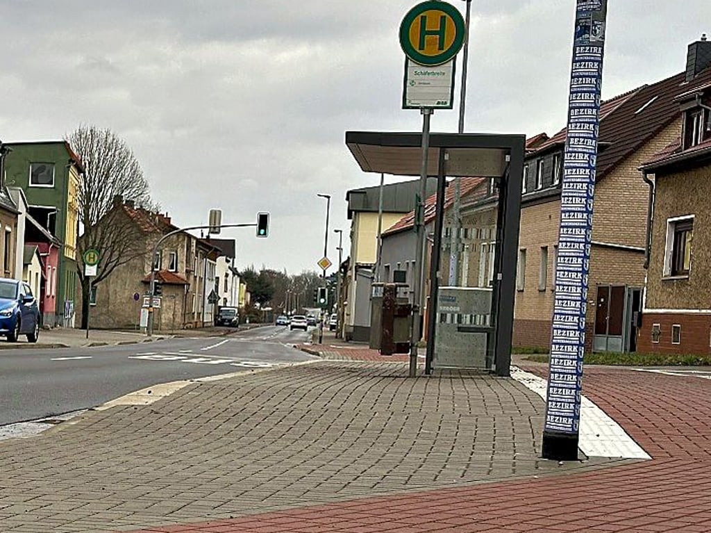 An dieser auf der Königstraße verläuft der Radweg hinter dem Wartehäuschen weiter. Doch es gibt eine Haltestelle, da sieht das Bild ganz anders aus