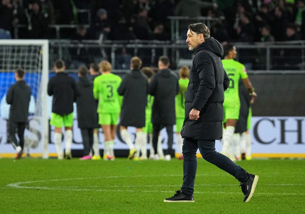 Chef-Trainer Niko Kovac von Wolfsburg geht nach dem Schlusspfiff über den Rasen.