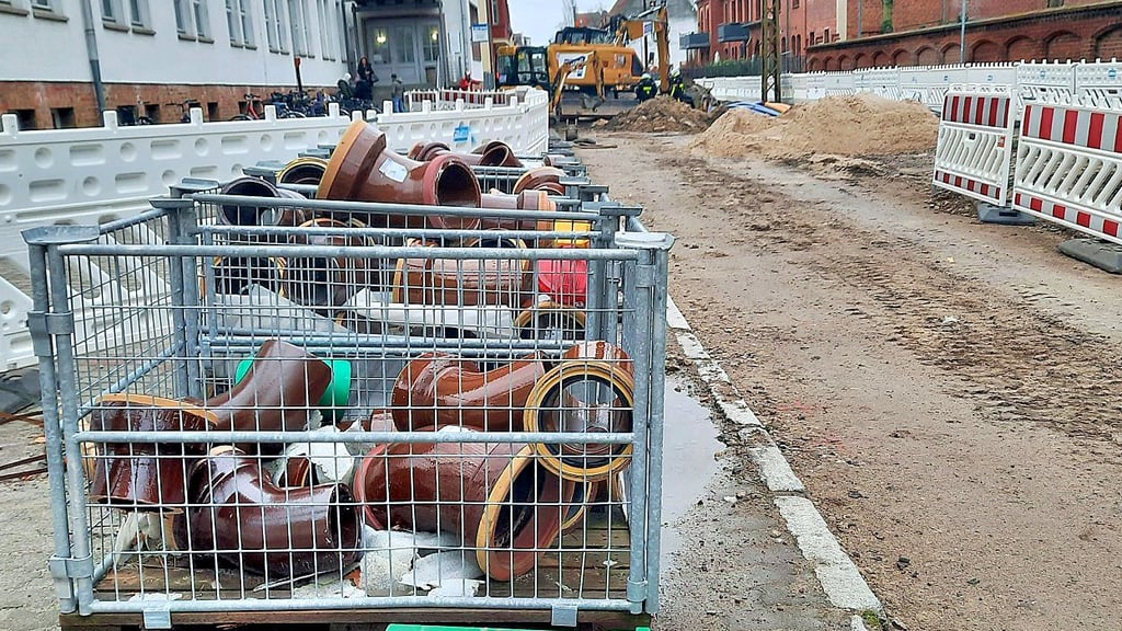 In der Hallstraße in Stendal werden Versorgungsleitungen verlegt.