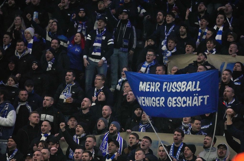 Hertha-Fans in der Ostkurve zeigen ein Transparent mit der Aufschrift "Mehr Fussball weniger Geschäft".