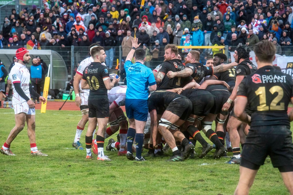 Rugby EM-Länderspiel Deutschland (in schwarz) gegen Georgien im Paul Greifzug Stadion Dessau Georgien gewinnt mit 28 zu 17 ca. 5300 Zuschauer