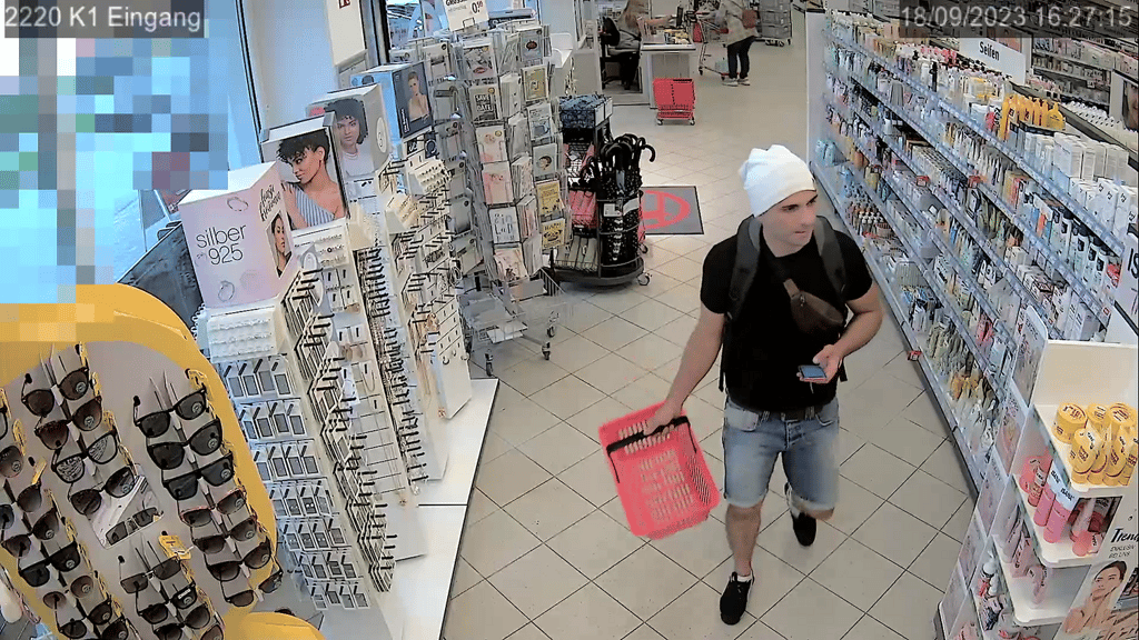Der Mann auf dem Bild steht im Tatverdacht, Waren aus einer Drogerie entwendet zu haben.