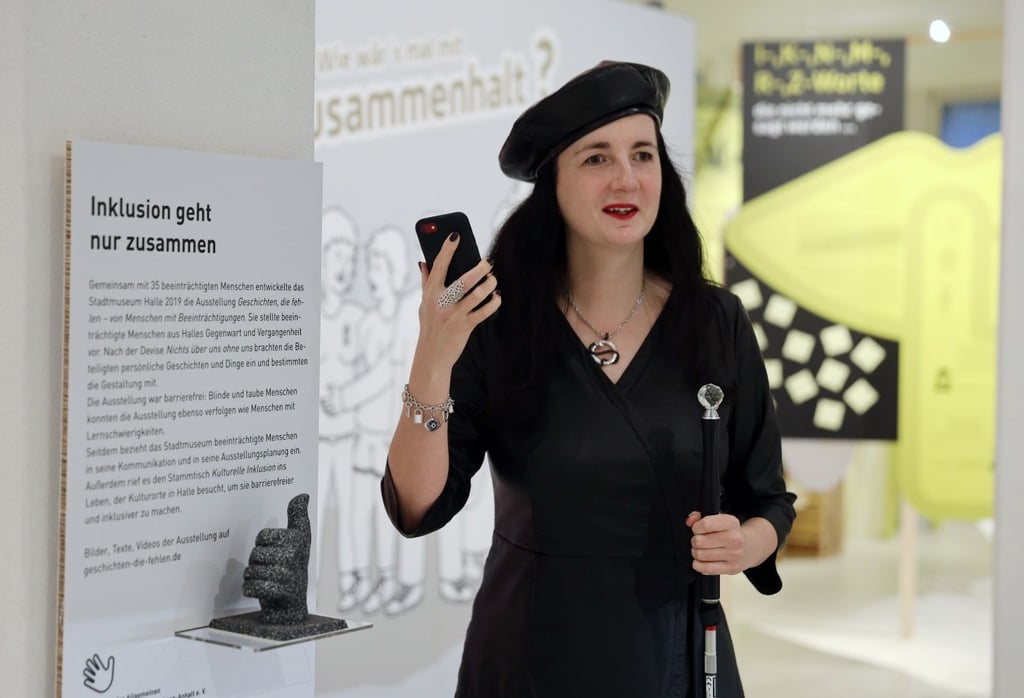 Jennifer Sonntag, erblindete Autorin und Journalistin, besucht eine Ausstellung im Stadtmuseum: An 20 Stationen werden die dortigen Exponate per Audioguide erklärt. Andere Objekte können auch ertastet werden.