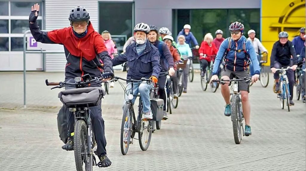 Die Ascherslebener Mitglieder des ADFC um Sven Habich (links vorn) laden in diesem Jahr wieder zu mehreren geführten Radtouren ein.