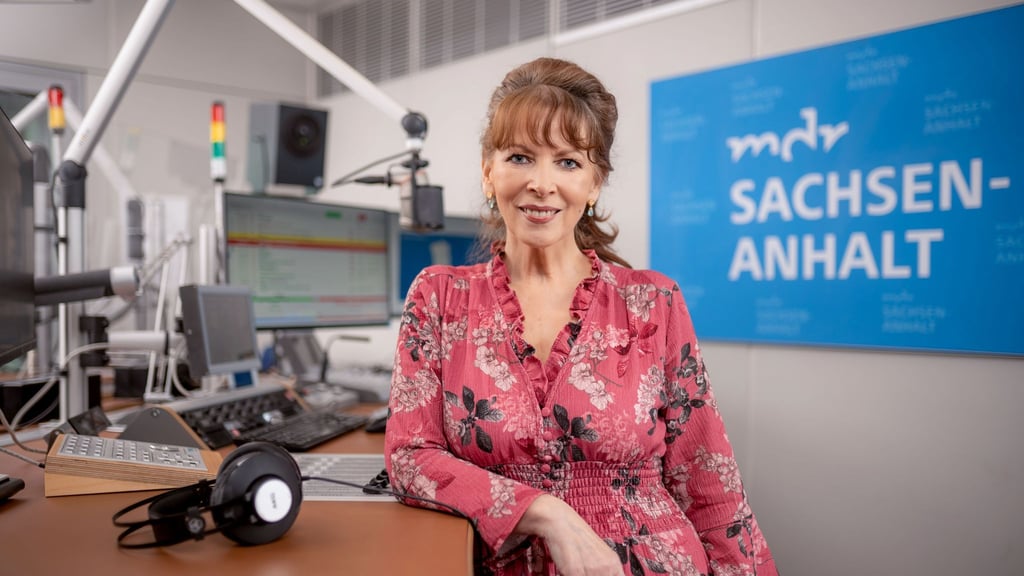 Die Radiomoderatorin Sabine Küster steht im Landesfunkhaus in Magdeburg.