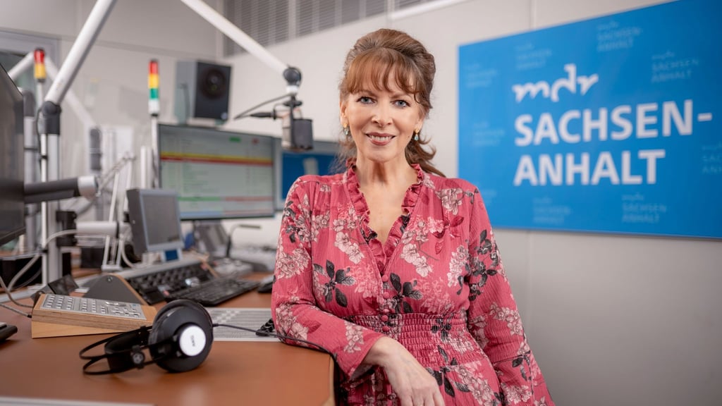 Die Radiomoderatorin Sabine Küster steht im Landesfunkhaus in Magdeburg.