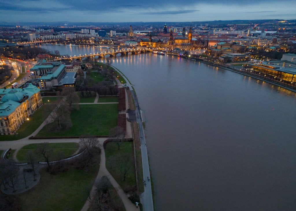 Blick auf das Hochwasser der Elbe im Bereich der Neustadt (l) und der historischen Altstadt (Aufnahme mit Drohne).