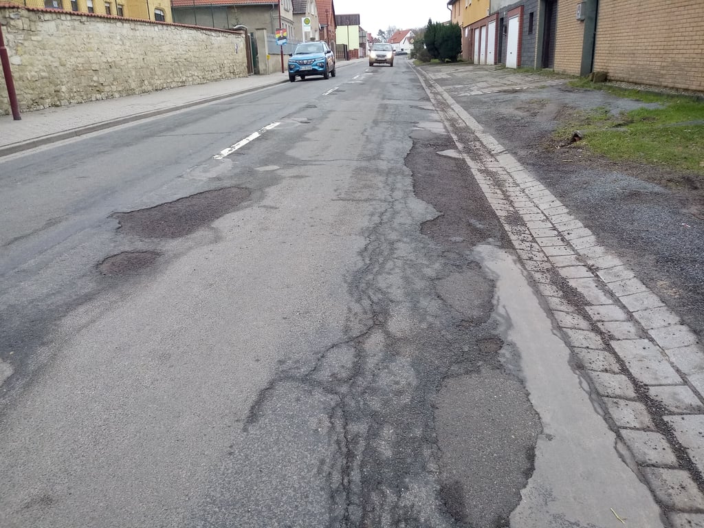 Die Landesstraße 49 weist in Groß Rodensleben extreme Schäden auf.