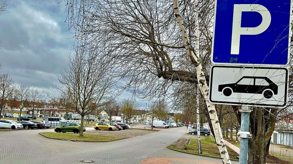 Der Parkplatz am Platz der Jugend ist für die Besucher der Bruno-Hinz-Halle in Bernburg zum kostenlosen Parken ausgewiesen.