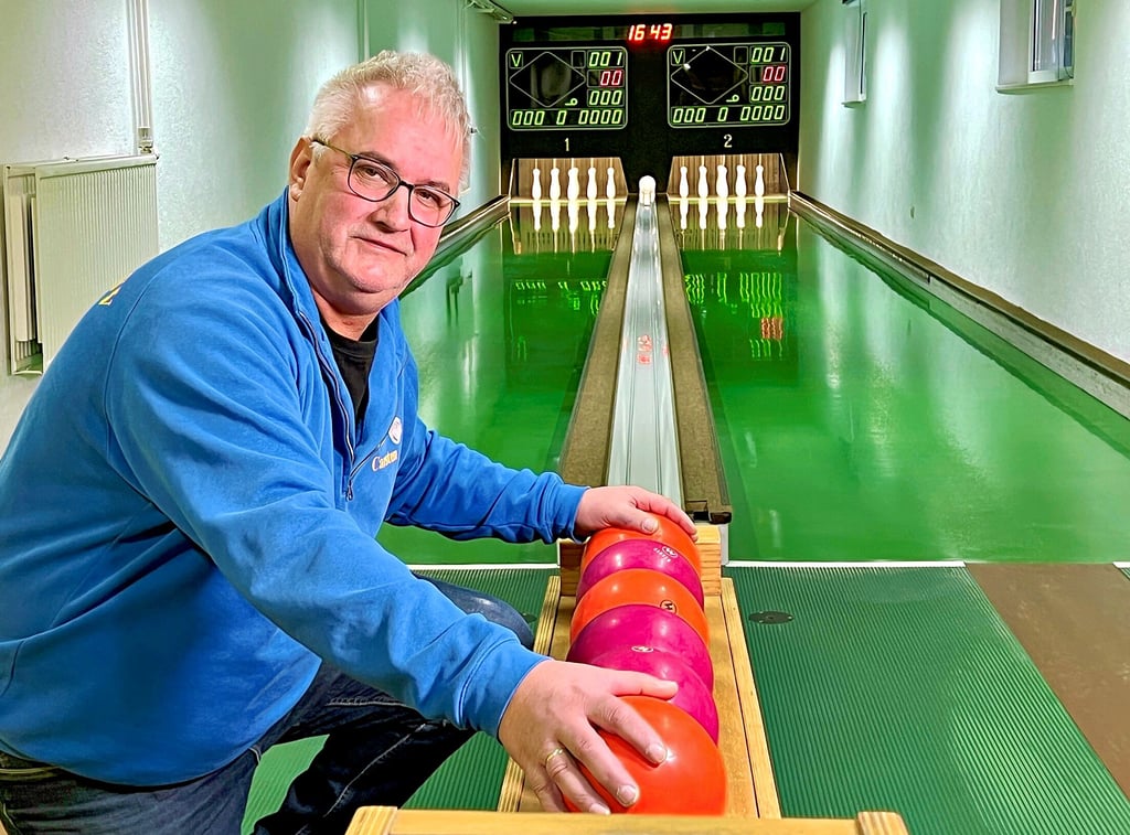 Goldene Ehrennadel Carsten Radicke war langjähriger Vorsitzender des Schackstedter Sportvereins. Seine Vereinskameraden haben ihn mit einer Ehrung überrascht.