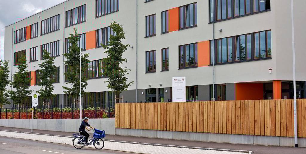 2022 wurde in dem Neubau am Holzplatz Halles dritte Integrierte Gesamtschule „Am Planetarium“ eröffnet.
