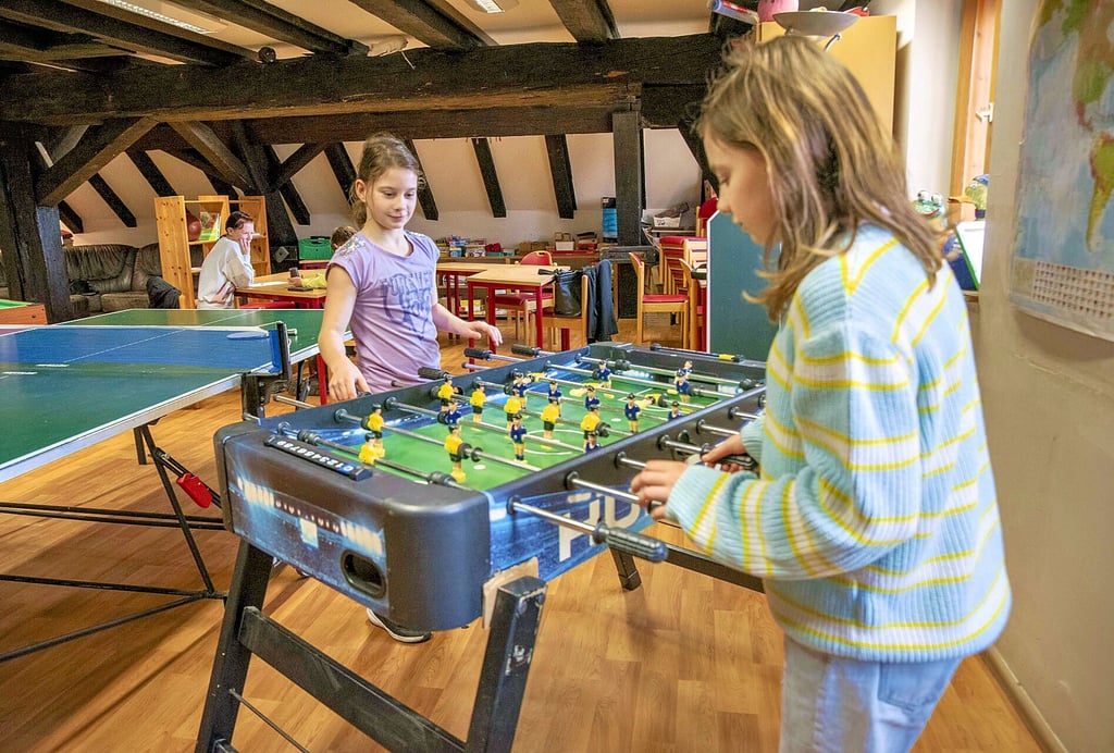 Die Ölmühle Roßlau hat nach langer Sanierung wieder geöffnet. Aria und Alexa (r.) nutzen gleich den ersten Tag, um hier im Kinder- und Jugendbereich zu spielen.