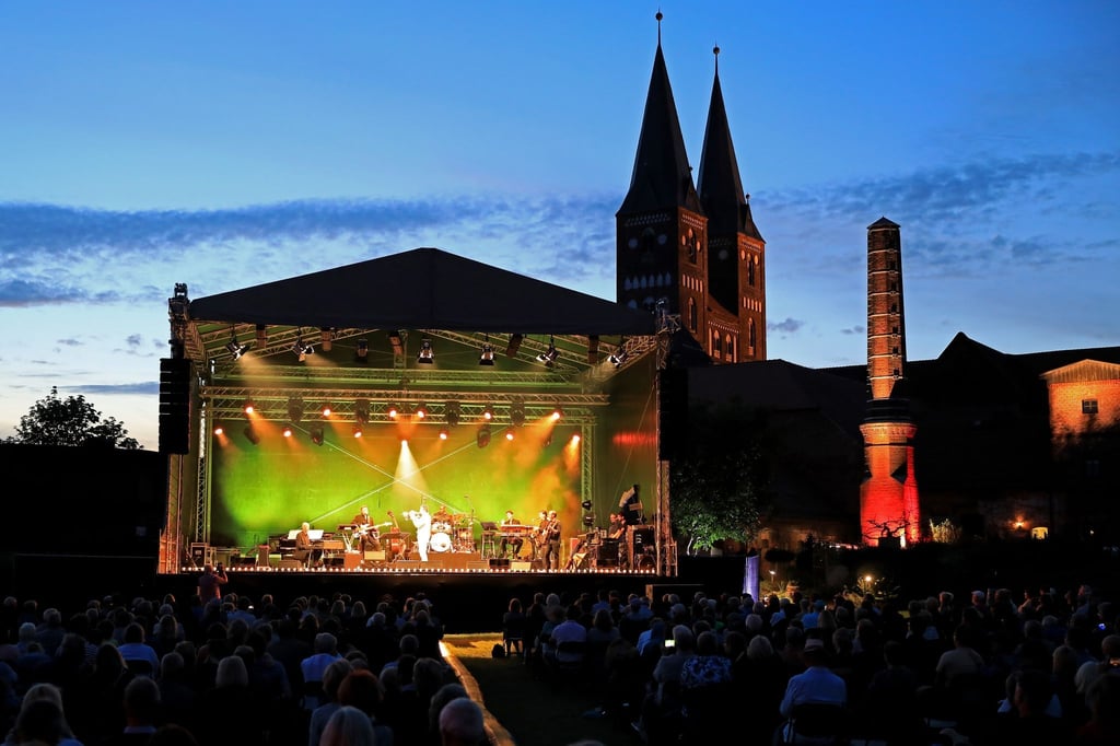 Trompeter Till Brönner spielt zusammen mit seiner Band bei „Jazz im Kloster Jerichow“ in Jerichow.