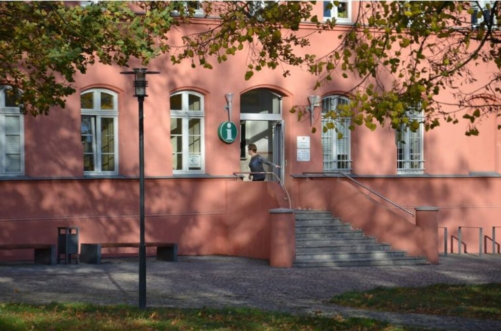Die Stadt Staßfurt, hier ihr Verwaltungsgebäude Kaligarten, soll nach dem Willen der CDU-Fraktion einfacher mit Zulagen arbeiten können, um Fachkräfte zu binden.