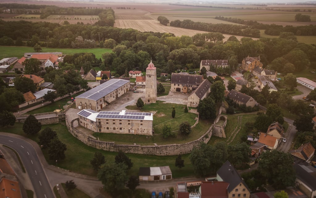 Die Burganlage Hausneindorf in der Gemeinde Selke-Aue von oben. Die Vorharz-Gemeinde hat 2023 ihre Bevölkerungszahl gehalten.