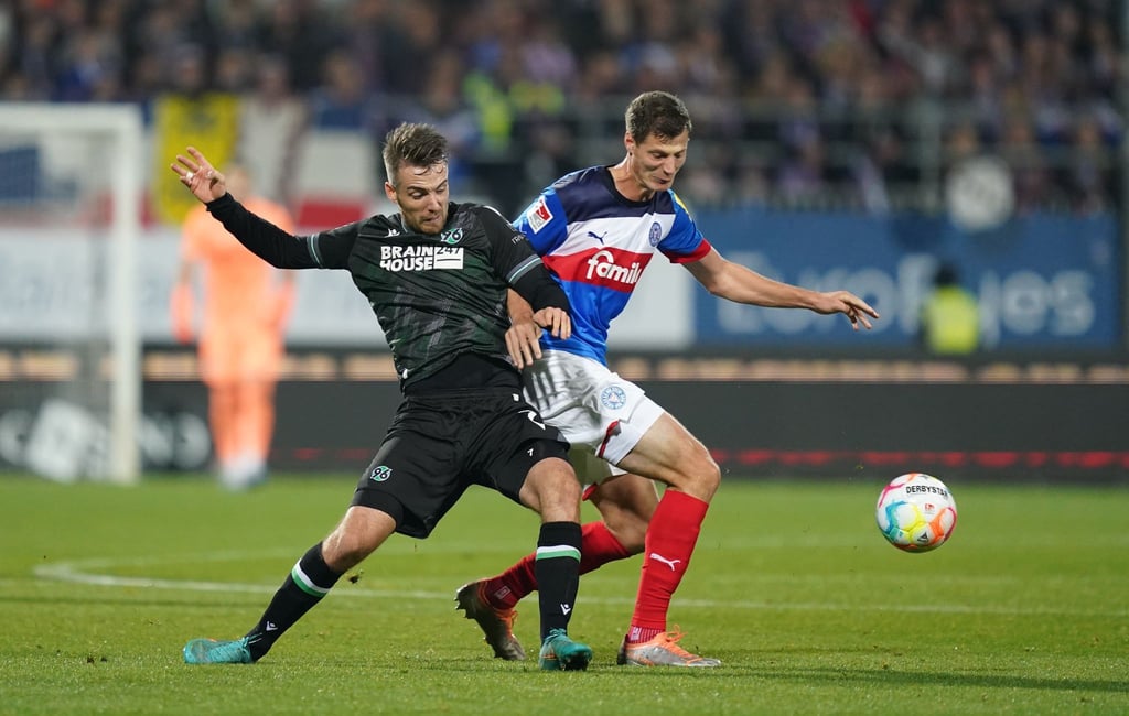 Hannovers Max Besuschkow (l) und Kiels Patrick Erras kämpfen um den Ball.