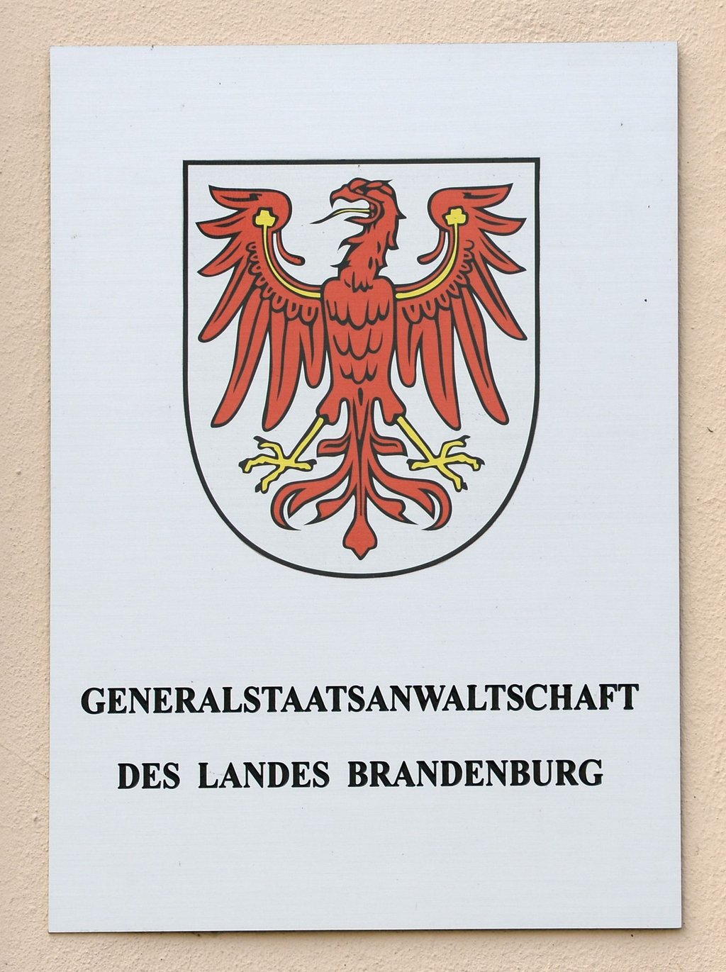 Der brandenburgische Adler auf einem Schild am Gebäude der Generalstaatsanwaltschaft des Landes Brandenburg.