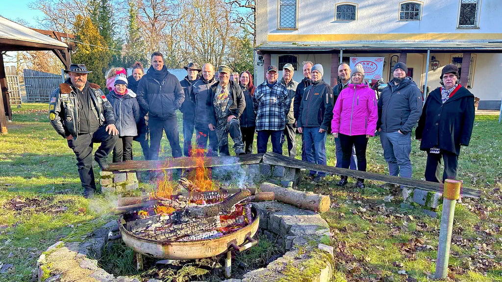 Zum traditionellen Angrillen hatten sich die Mitglieder des Vereins Jawawings auf dem Gelände der ehemaligen Grube Irmgard am Ortseingang von Hakeborn eingefunden, wo sich ihr Vereinsobjekt befindet. Dazu hatte Vereinschef Thomas Volkmann (l.) auch Bürgermeister Tim Heberling (Vierter von links) eingeladen.