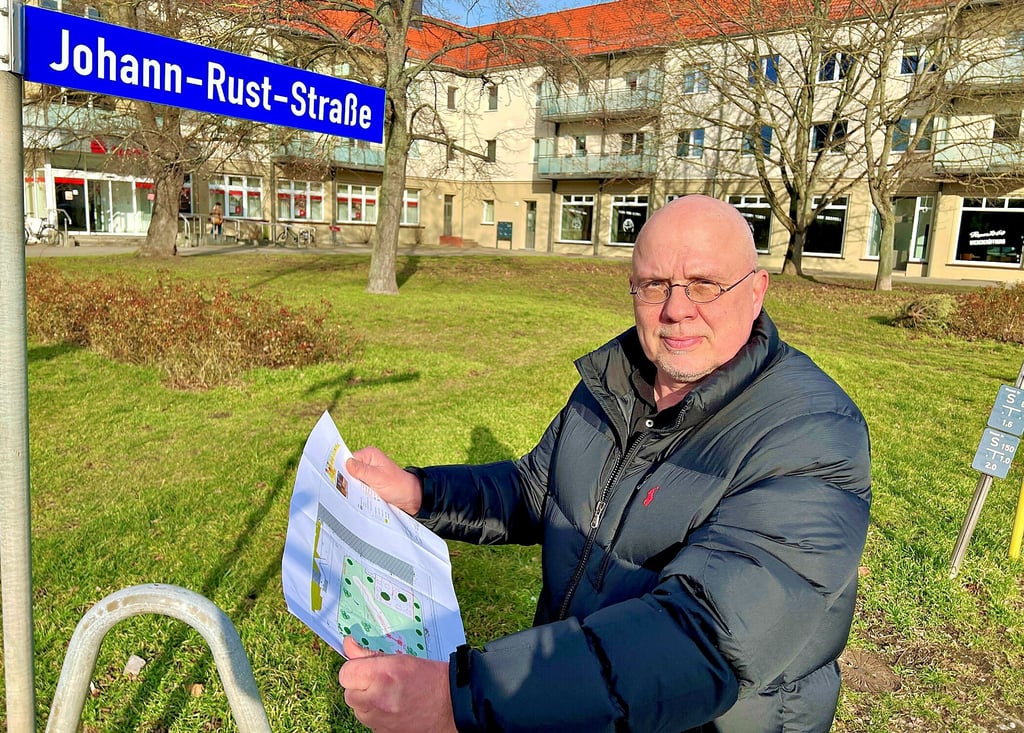 BWG-Geschäftsführer Holger Köhncke mit dem Plan für die Vorplatzgestaltung am ehemaligen „Fortschritt“: Rund um Café-Terrasse und Spielplatz werden wie an der benachbarten Rust-Straße Zierkirschbäume gepflanzt.
