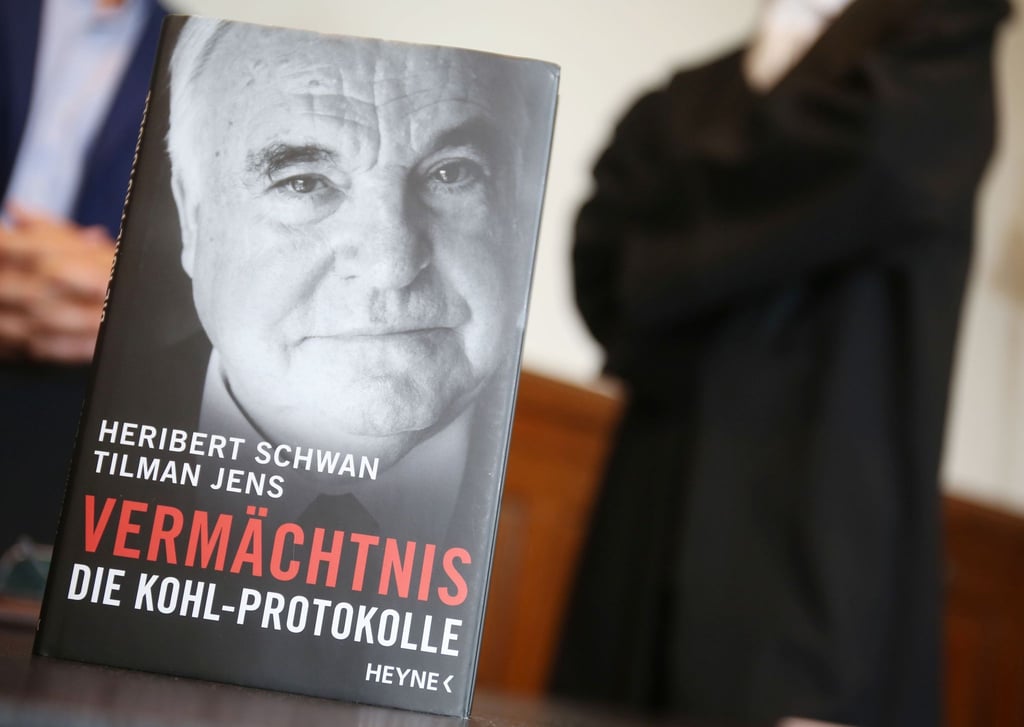 Der Autor Heribert Schwan hatte auf eigene Faust ein Buch mit nicht autorisierten Zitaten Kohls veröffentlicht.